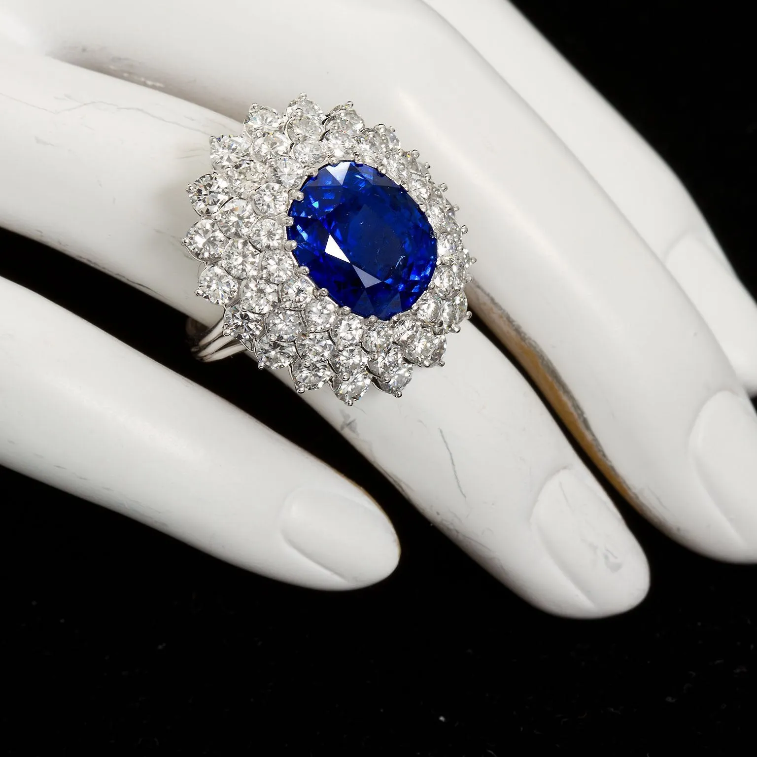 ELAINE Oval Sapphire Diamond Cluster Ring