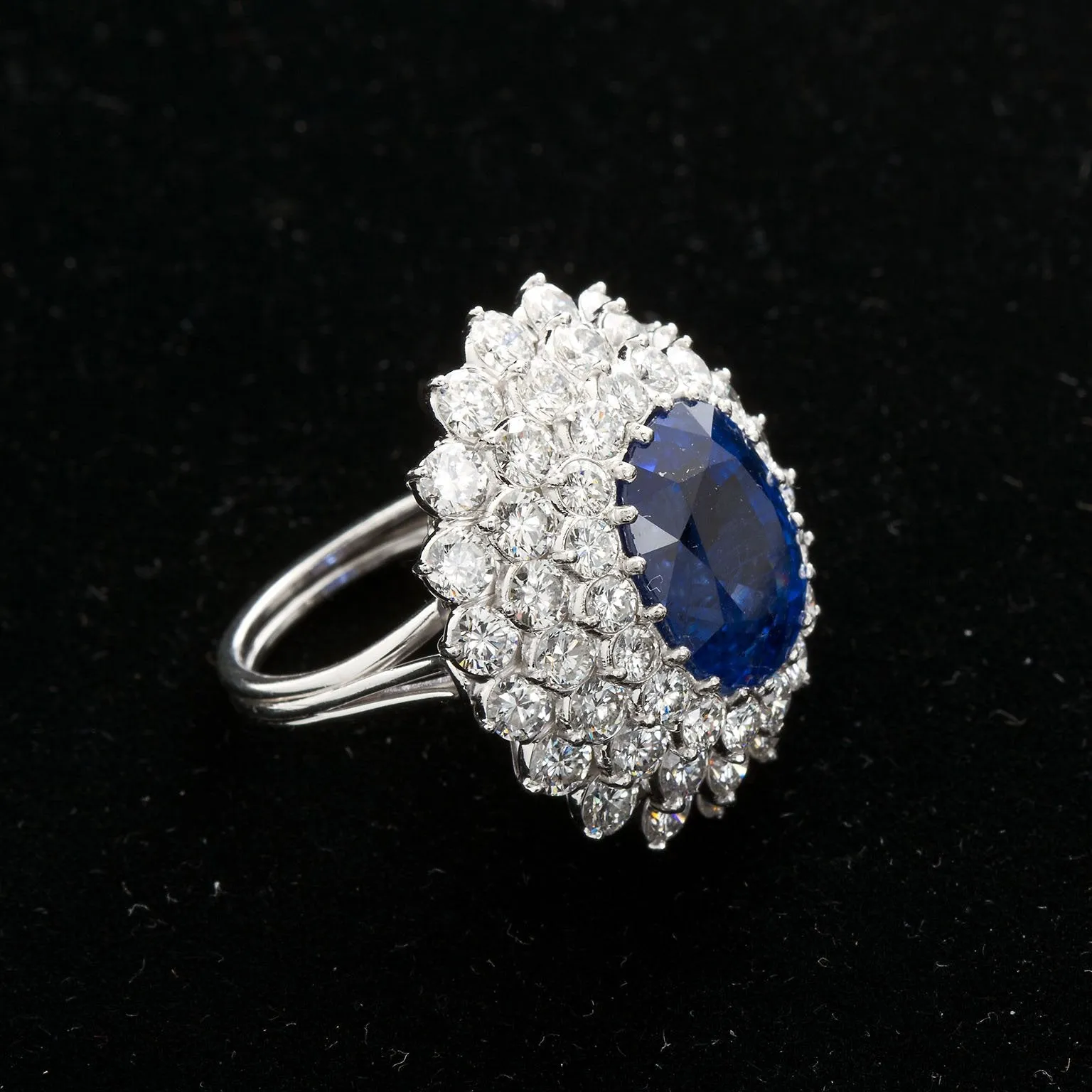 ELAINE Oval Sapphire Diamond Cluster Ring