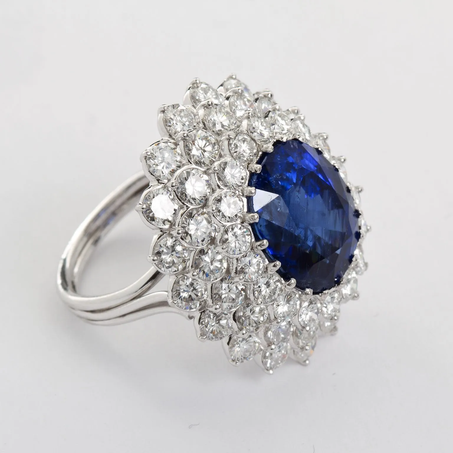 ELAINE Oval Sapphire Diamond Cluster Ring